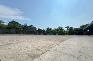 Factory/Warehouse With Big Land And Build Up Size Located In Nibong Tebal, Near High Way.