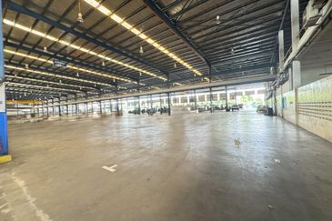 Factory/Warehouse With Big Land And Build Up Size Located In Nibong Tebal, Near High Way.