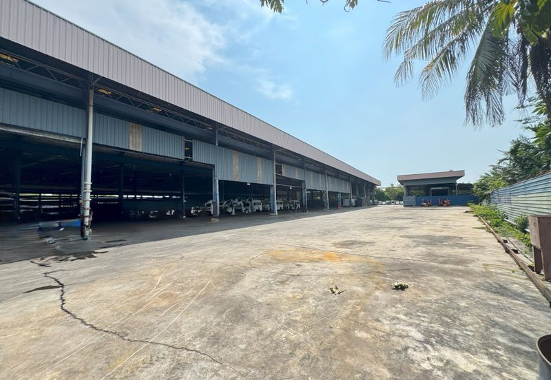 Factory/Warehouse With Big Land And Build Up Size Located In Nibong Tebal, Near High Way.