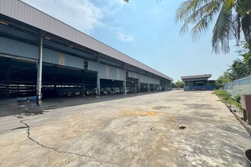 Factory/Warehouse With Big Land And Build Up Size Located In Nibong Tebal, Near High Way.
