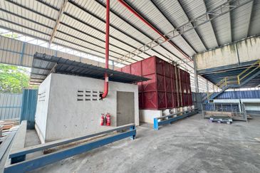 Factory/Warehouse With Big Land And Build Up Size Located In Nibong Tebal, Near High Way.