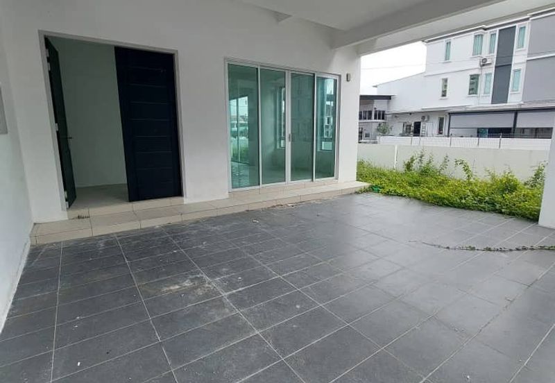 Worth Buy Brand new gated/guarded 3 Storey Corner House @ Raja Uda, near schools,banks,hawker foods center. 