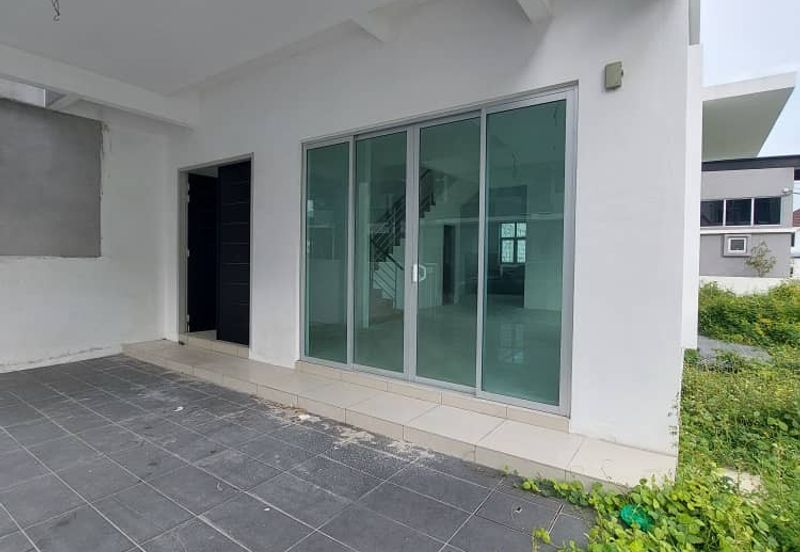 Worth Buy Brand new gated/guarded 3 Storey Corner House @ Raja Uda, near schools,banks,hawker foods center. 