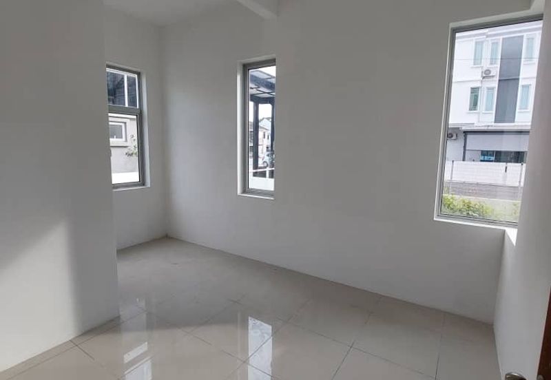 Worth Buy Brand new gated/guarded 3 Storey Corner House @ Raja Uda, near schools,banks,hawker foods center. 