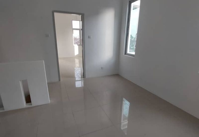 Worth Buy Brand new gated/guarded 3 Storey Corner House @ Raja Uda, near schools,banks,hawker foods center. 