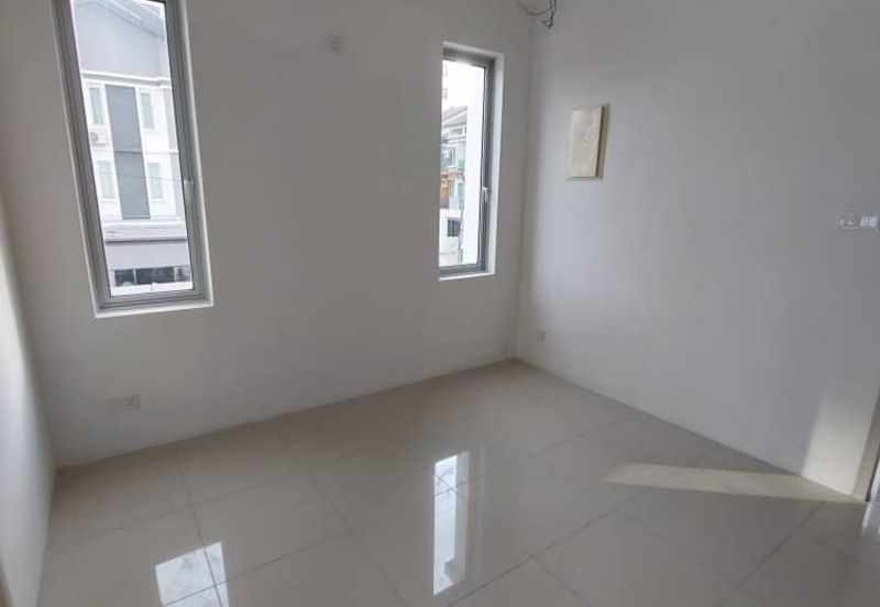 Worth Buy Brand new gated/guarded 3 Storey Corner House @ Raja Uda, near schools,banks,hawker foods center. 