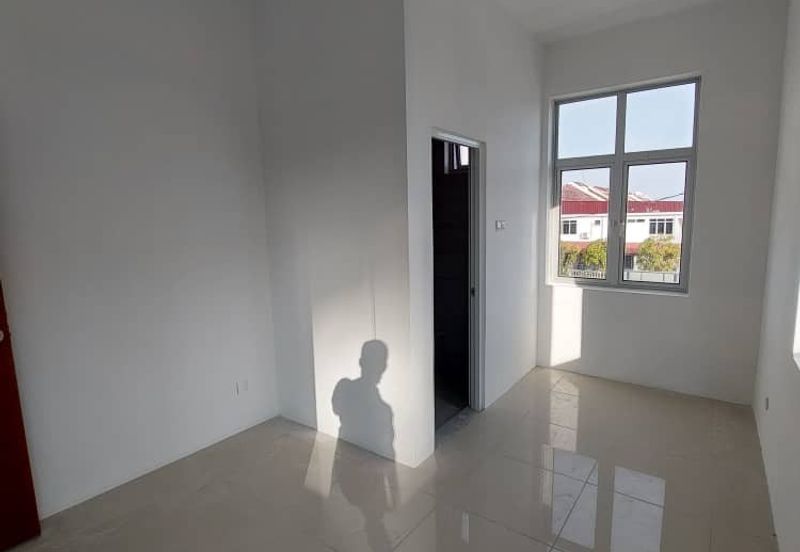 Worth Buy Brand new gated/guarded 3 Storey Corner House @ Raja Uda, near schools,banks,hawker foods center. 