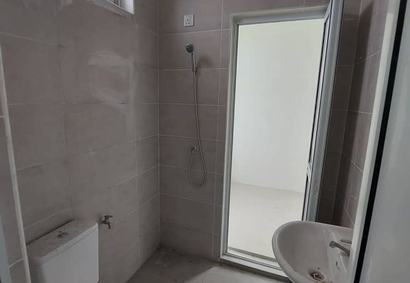 Worth Buy Brand new gated/guarded 3 Storey Corner House @ Raja Uda, near schools,banks,hawker foods center. 