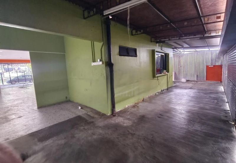 Single Storey Semi-D Facing Mainroad Suit For Shown Room or Restaurant in Penang.