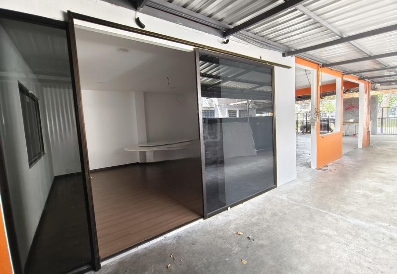 Single Storey Semi-D Facing Mainroad Suit For Shown Room or Restaurant in Penang.