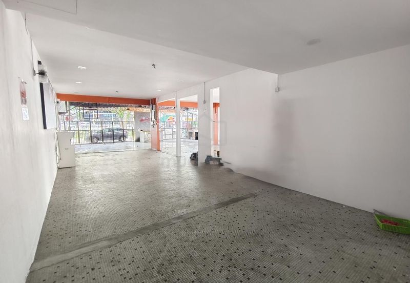 Single Storey Semi-D Facing Mainroad Suit For Shown Room or Restaurant in Penang.
