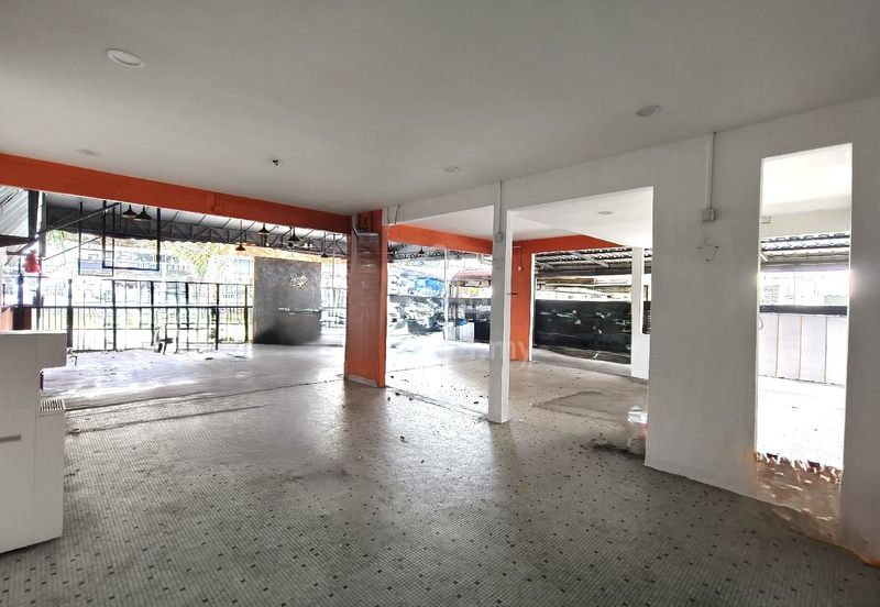 Single Storey Semi-D Facing Mainroad Suit For Shown Room or Restaurant in Penang.