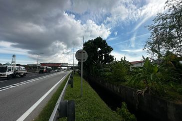 Development land facing mainroad between Bagan Serai and Parit Buntar