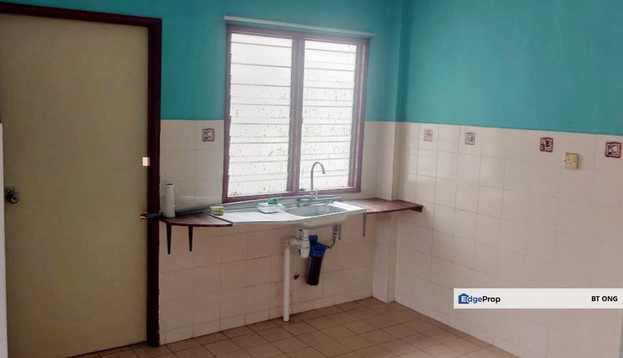 Level 3 walk up, Newly painted - Flora I @ Bandar Pinggiran Subang, Selangor, Subang