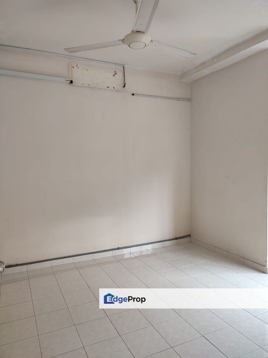 Near LRT, Freehold, 3r2b for SALE @ Merak Apartment, Puchong, Selangor, Bandar Kinrara Puchong