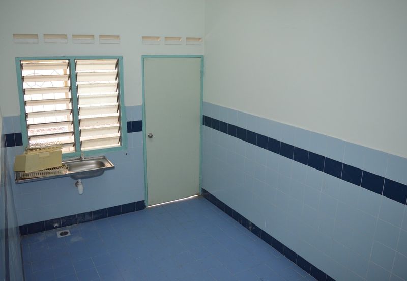 Huge FREEHOLD 3 Storey Terrace House for Sale at Ujong Pasir 24x70 