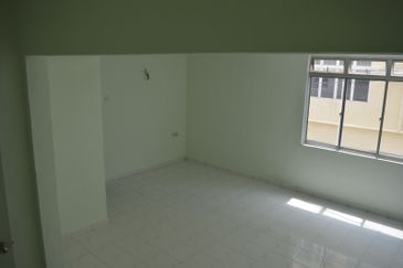 Huge FREEHOLD 3 Storey Terrace House for Sale at Ujong Pasir 24x70 