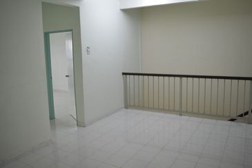 Huge FREEHOLD 3 Storey Terrace House for Sale at Ujong Pasir 24x70 