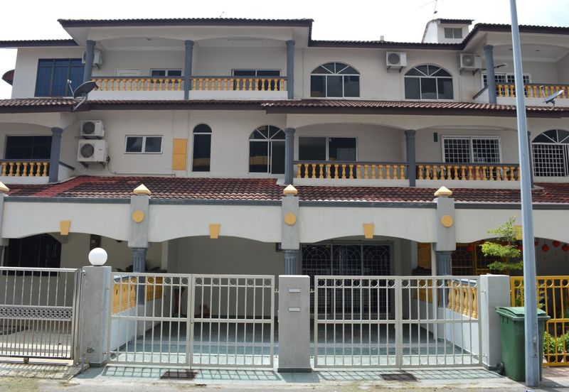 Huge FREEHOLD 3 Storey Terrace House for Sale at Ujong Pasir 24x70 