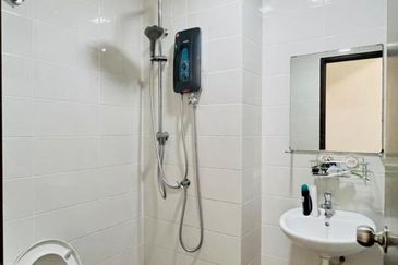 Fully Furnished MRT Landmark Residence Sg Long