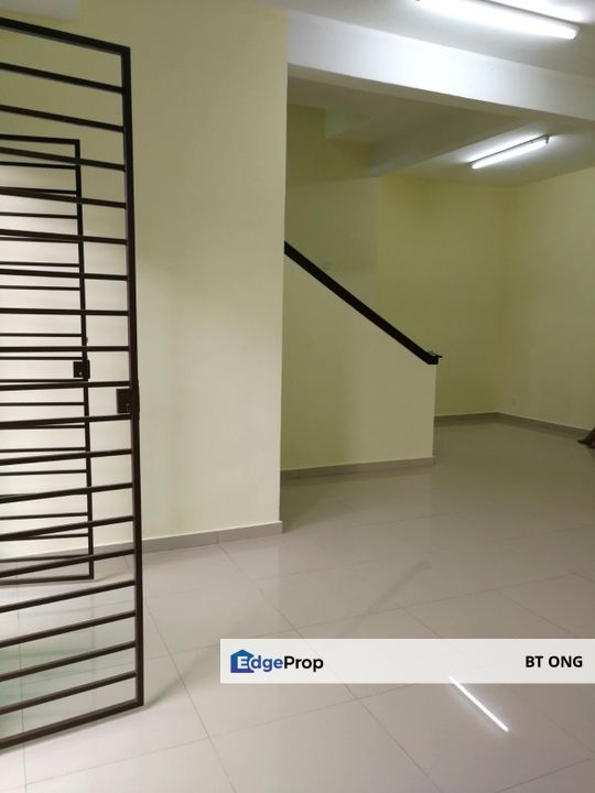Lake Valley 2 Storey Townhouse Avenue 2 Bandar Tun Hussein Onn Cheras Kajang, Selangor, Cheras