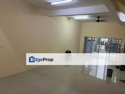 New Renovated and Spacious unit at 3-Storey Terraced House(5R4B,Rawang), Selangor, Rawang