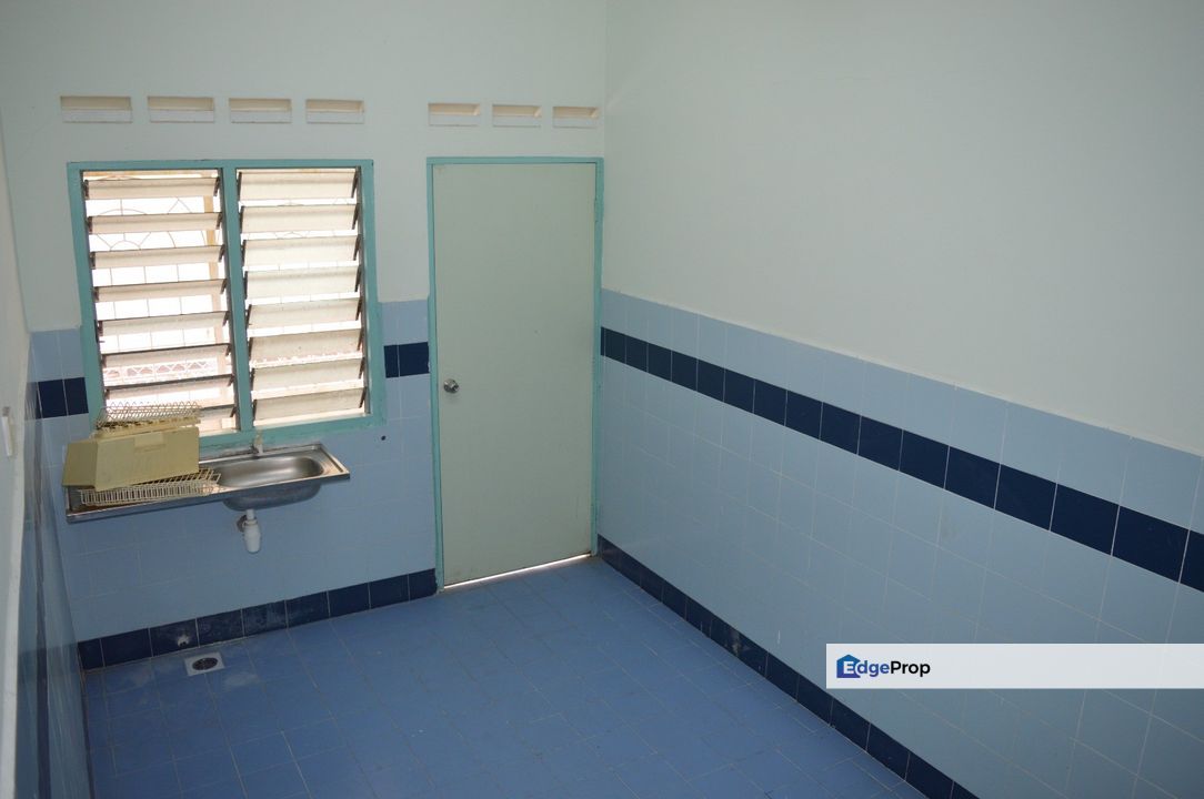 Huge FREEHOLD 3 Storey Terrace House for Sale at Taman Aman Ujong Pasir 24x70 , Melaka, Ujong Pasir