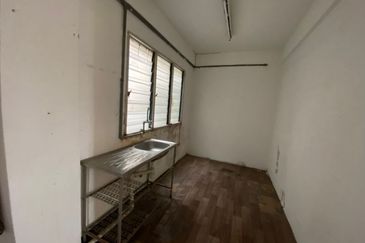 HOT! Pangsapuri Batu Berendam for Sale RM85k only