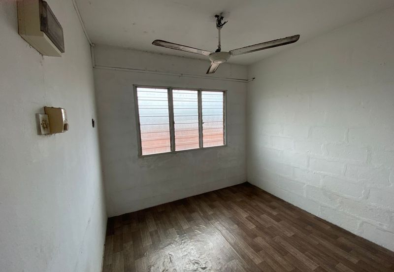 HOT! Pangsapuri Batu Berendam for Sale RM85k only