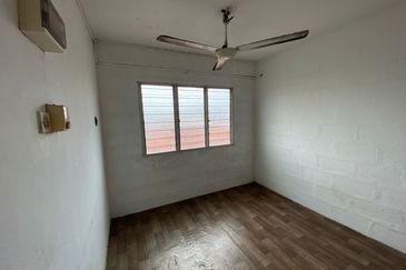 HOT! Pangsapuri Batu Berendam for Sale RM85k only