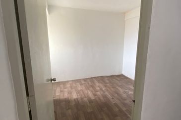 HOT! Pangsapuri Batu Berendam for Sale RM85k only