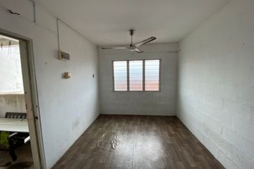 HOT! Pangsapuri Batu Berendam for Sale RM85k only