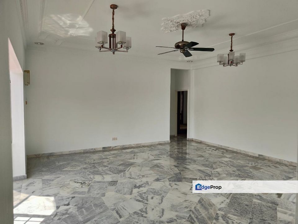 Renovated + Painting Partially Furnish Bungalow at Bandar Country Homes (Rawang,6R7B), Selangor, Rawang