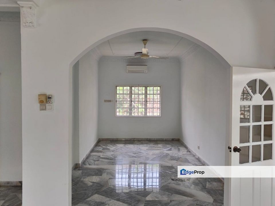 Renovated + Painting Partially Furnish Bungalow at Bandar Country Homes (Rawang,6R7B), Selangor, Rawang