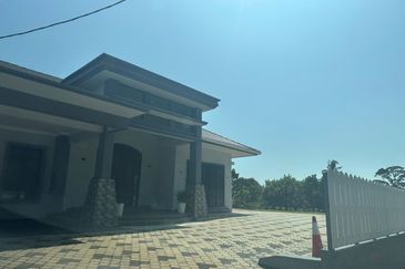 Freehold Bungalow Air Molek Melaka for Sale