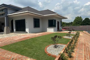 Freehold Bungalow Air Molek Melaka for Sale