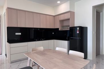 🌅 Luxury Seaview Condo @ Quay West, Bayan Lepas | Fully Furnished | RM3,000 Only!