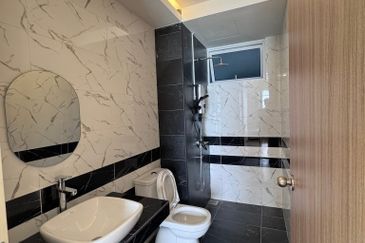 🌅 Luxury Seaview Condo @ Quay West, Bayan Lepas | Fully Furnished | RM3,000 Only!