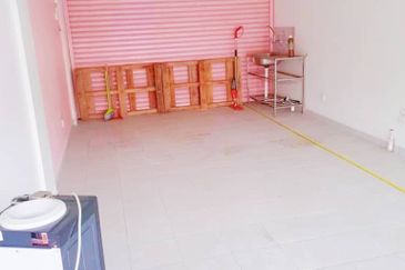 Prime 270 sq ft Shop Lot for Sale – Perfect for Small Business or Investment