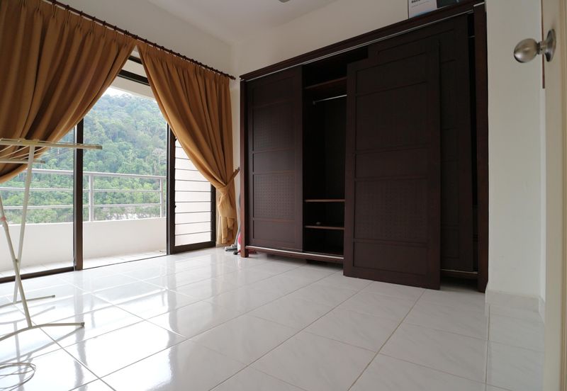 Twin Tower Tanjung Bungah Condominium For Sale