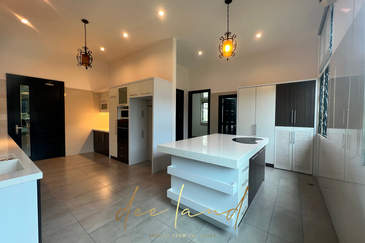 Bungalow for rent in Pulau Tikus with ample parking space 