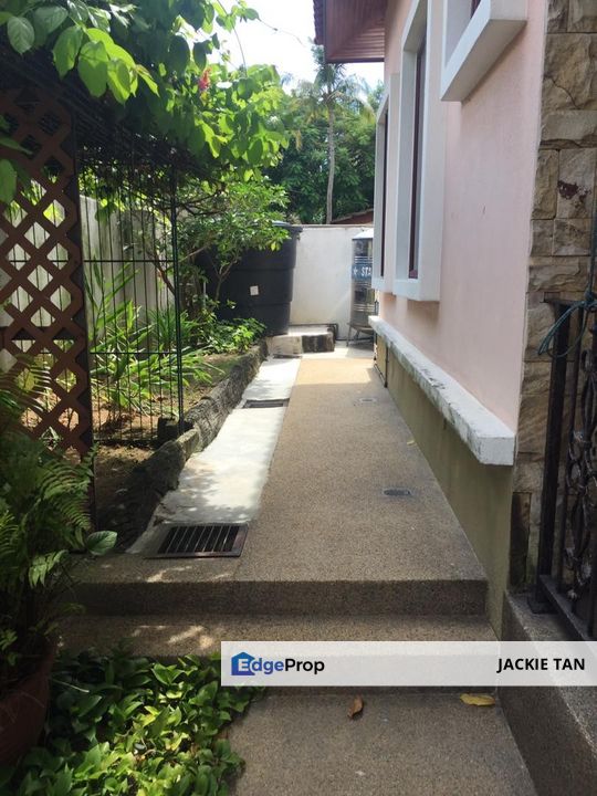 DOUBLE STOREY FAMILY BUNGALOW WITH BEAUTIFUL GARDEN — RM2.7M (NEGOTIABLE), Selangor, Petaling Jaya