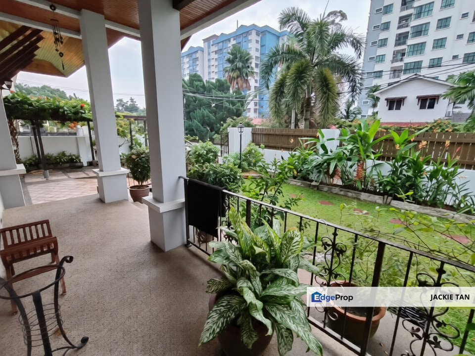 DOUBLE STOREY FAMILY BUNGALOW WITH BEAUTIFUL GARDEN — RM2.7M (NEGOTIABLE), Selangor, Petaling Jaya
