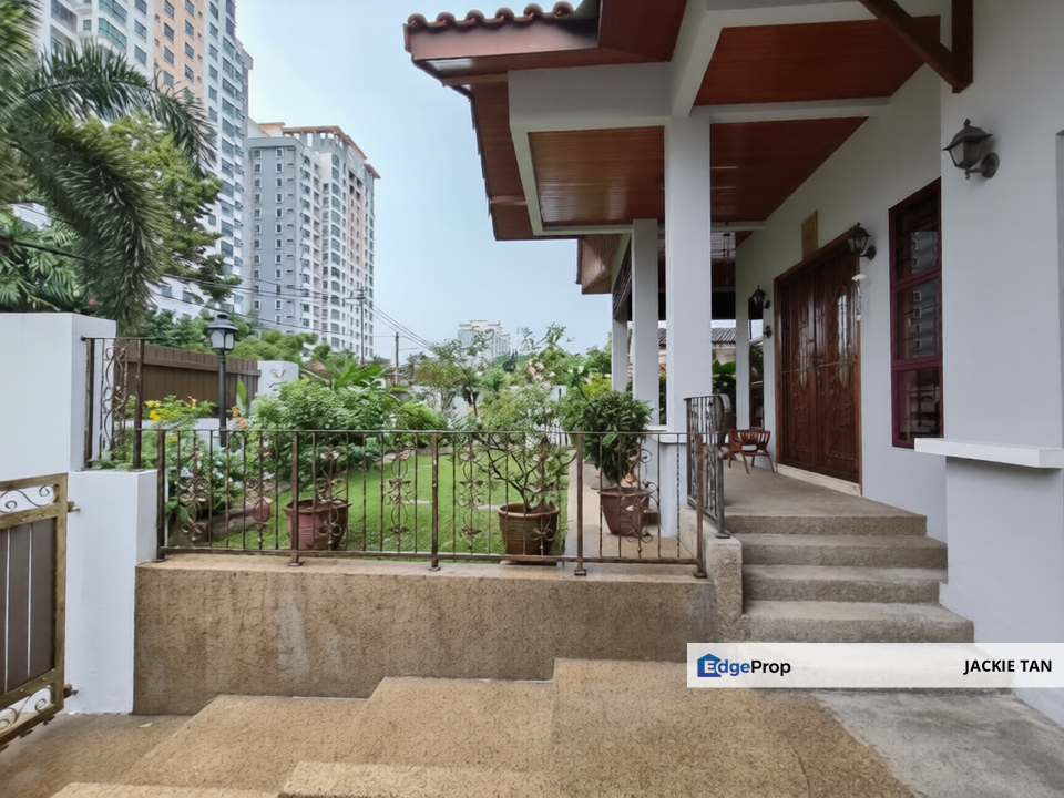 DOUBLE STOREY FAMILY BUNGALOW WITH BEAUTIFUL GARDEN — RM2.7M (NEGOTIABLE), Selangor, Petaling Jaya