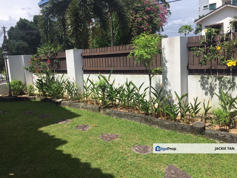 DOUBLE STOREY FAMILY BUNGALOW WITH BEAUTIFUL GARDEN — RM2.7M (NEGOTIABLE), Selangor, Petaling Jaya