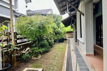 Astana Idaman, Desa Alam