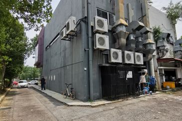 Bungalow Showroom Lucky Cottage Petronas, Cybersqu