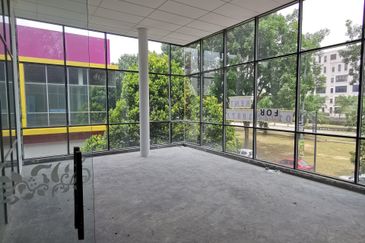 Bungalow Showroom Lucky Cottage Petronas, Cybersqu