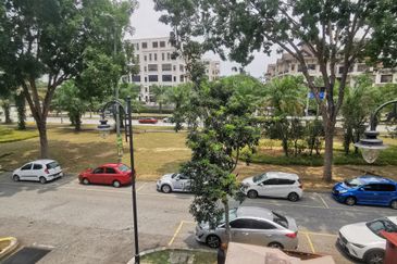 Bungalow Showroom Lucky Cottage Petronas, Cybersqu