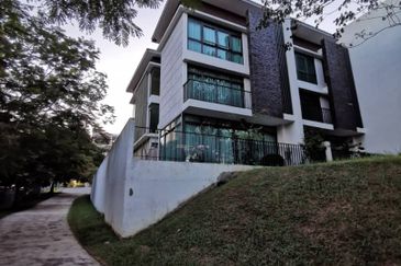 Corner 3 storey Villa Citrine Cristal serin residence Cyberjaya